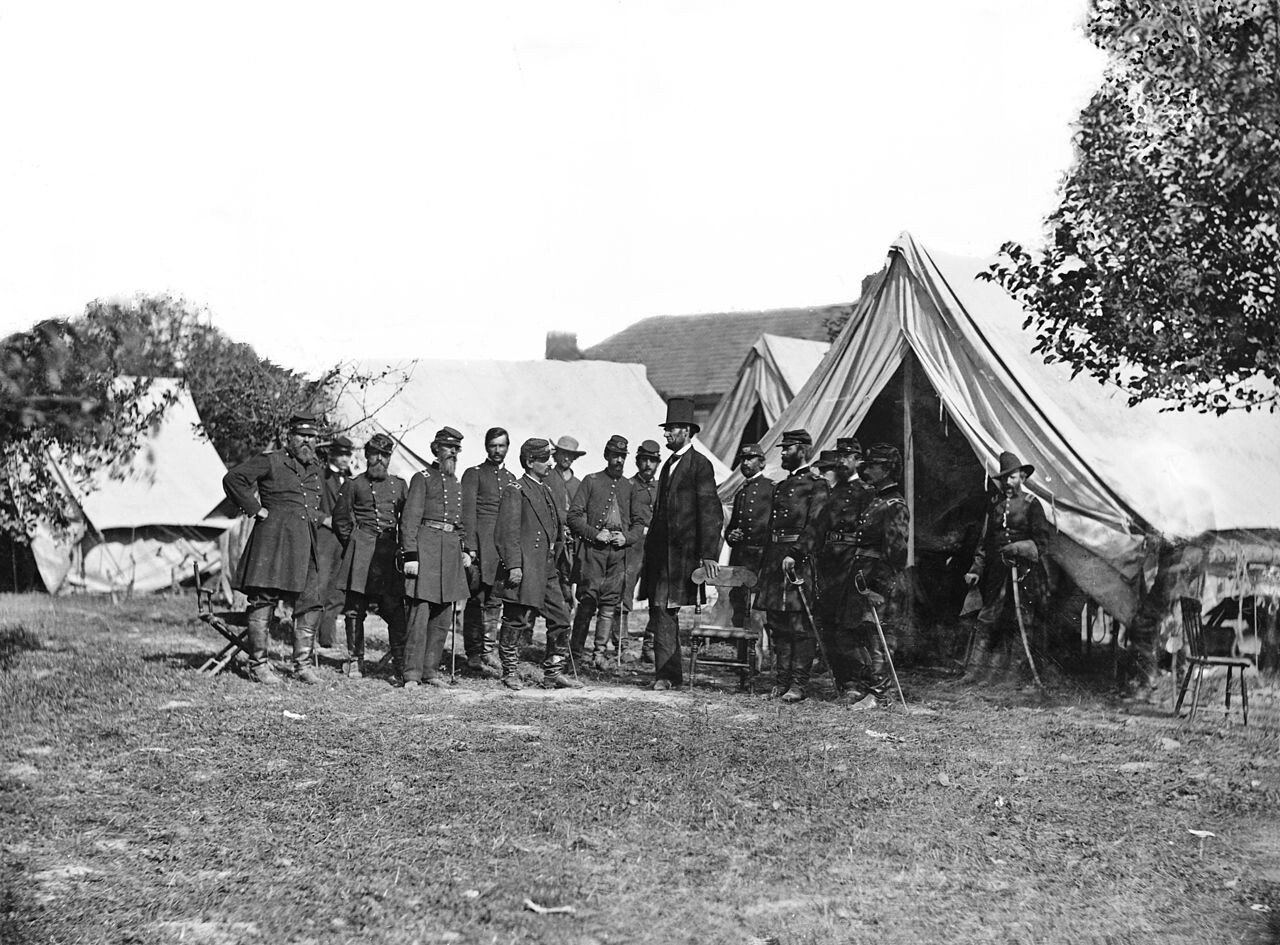 1280px-Lincoln_and_generals_at_Antietam.jpg 연방을 구하라 - 미국 남북전쟁(1)