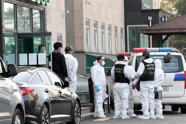 백신 접종 첫 사망사례 조사로 분주 3일 오후 경기 고양시 일산동구의 한 요양시설에서 경찰 과학수사대  등 관계자들이 신종 코로나바이러스 감염증(코로나19) 백신접종 사망사례를 조사하기 위해 분주하게 움직이고 있다. 보건당국에 따르면 지난 2일 오전 고양시 일산동구의 한 요양시설 입소자 A씨가 아스트라제네카(AZ) 백신을 접종한 뒤 같은 날 오후 갑자기 심장발작과 호흡곤란 증상을 보여 응급처치를 받았다.이어 3일 오전 다시 심장 발작이 나타나 응급처치를 받았지만 사망했다.백신 부작용 여부는 아직 확인되지 않았다. 2021.3.3/뉴스1