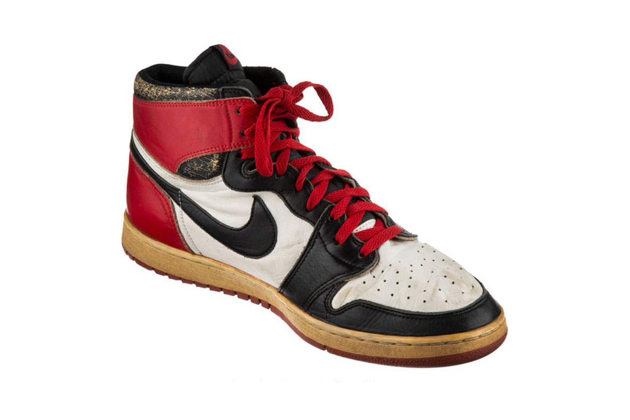 game-worn-autographed-1984-1985-air-jordan-1-black-toe-auction-a-2.jpg