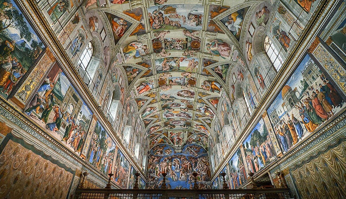 sistine_chapel_painted_frescoes_by_michelangelo_in_vatican_featured.jpg 미켈란젤로와 레오나르도 다빈치의 자강두천 기싸움