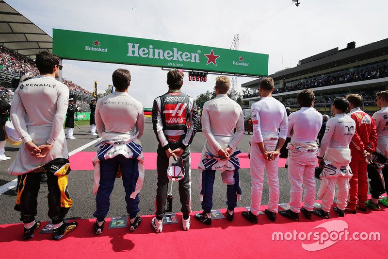 f1-mexican-gp-2016-the-drivers-as-the-grid-observes-the-national-anthem.jpg F1드라이버는 경기 중 똥이 마려우면 어떻게 할까?